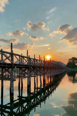 夕阳下湖面木桥风景 夕阳下湖面木桥风景