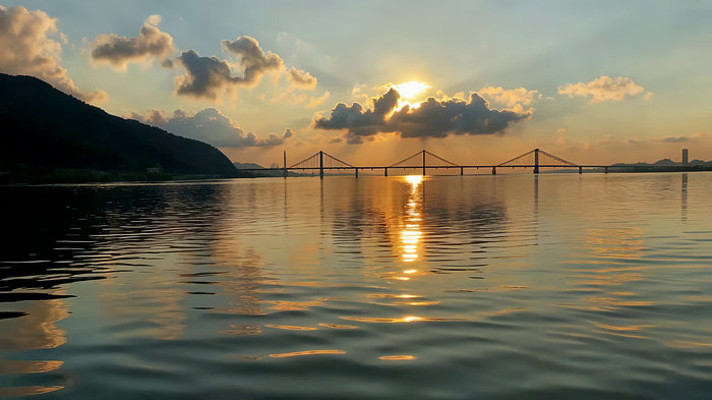 夕阳下湖面与桥梁风景 夕阳下湖面与桥梁风景