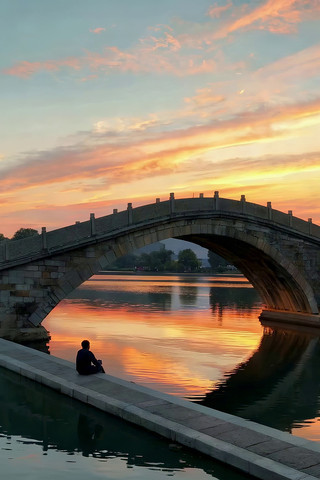夕阳下石桥边静坐的人 夕阳下石桥边静坐的人