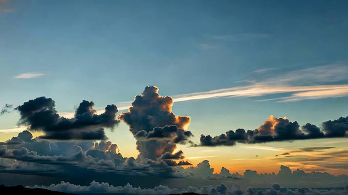夕阳下天空云朵景观 夕阳下天空云朵景观