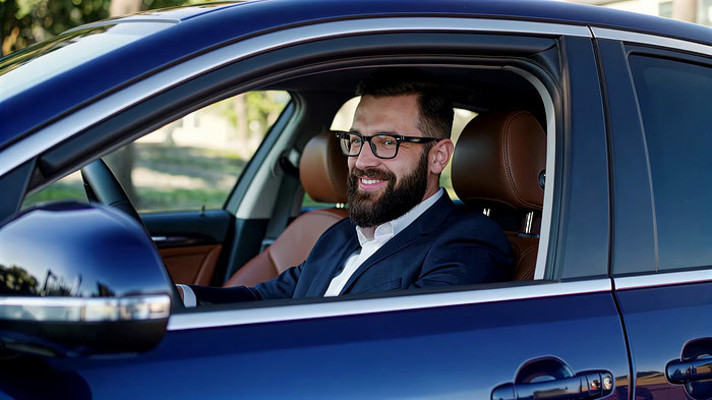 西装男士驾驶汽车素材 西装男士驾驶汽车素材