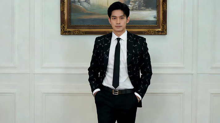 西装男士室内站立形象素材 西装男士室内站立形象素材