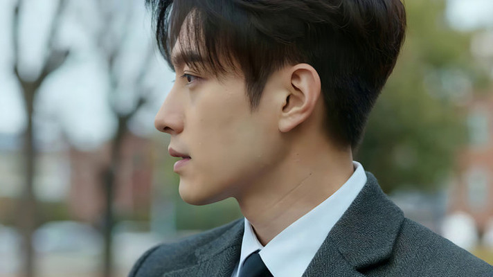 西装男子户外侧面特写 西装男子户外侧面特写