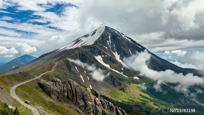 ѩɽ�����µ����ѹ�·