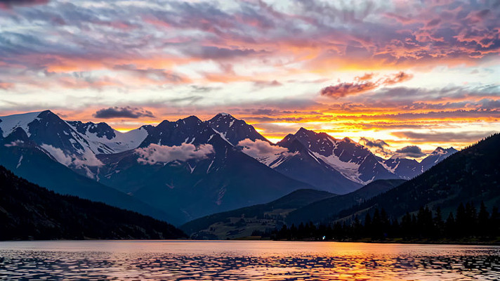 雪山湖泊壮丽日落景象 雪山湖泊壮丽日落景象