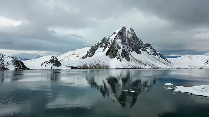 雪山湖泊自然景观 雪山湖泊自然景观