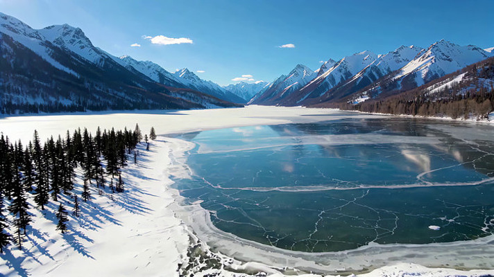雪山下冰封湖泊自然风光 雪山下冰封湖泊自然风光