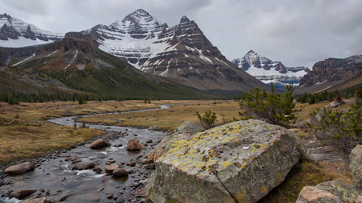 ѩɽ�µ�Ϫ������ʯ���