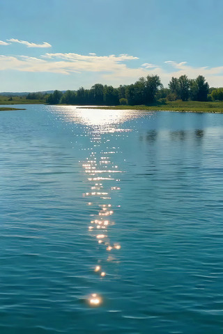 阳光下波光粼粼的湖泊风光 阳光下波光粼粼的湖泊风光