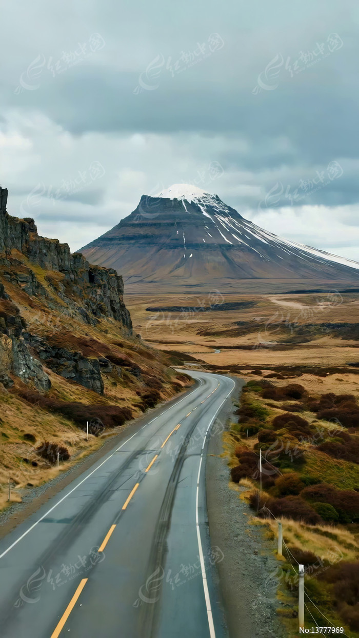 ���ѹ�·�Ե�ѩɽ��Ȼ���