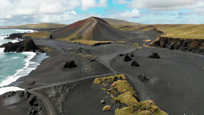 沿海黑沙滩与山丘风景 沿海黑沙滩与山丘风景