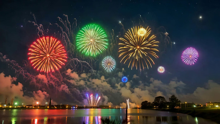 夜空湖面绽放的多彩烟花 夜空湖面绽放的多彩烟花