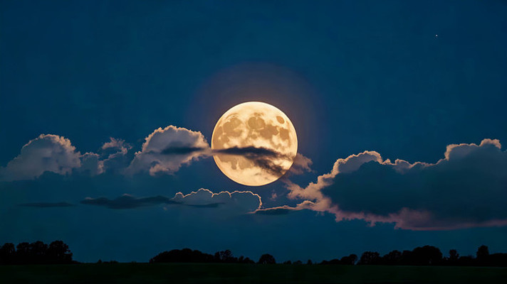 夜空下的满月与云朵 夜空下的满月与云朵