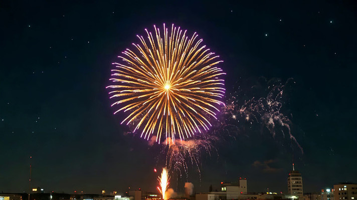 夜空中绽放的绚丽烟花 夜空中绽放的绚丽烟花