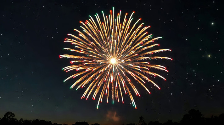 夜空中绽放的绚丽烟花 夜空中绽放的绚丽烟花