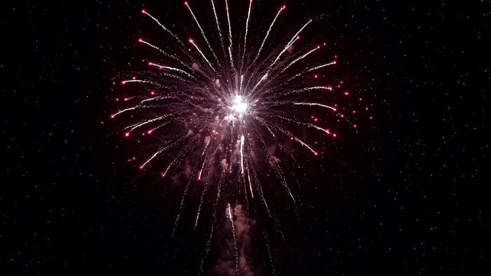 夜空中绽放的绚丽烟花 夜空中绽放的绚丽烟花