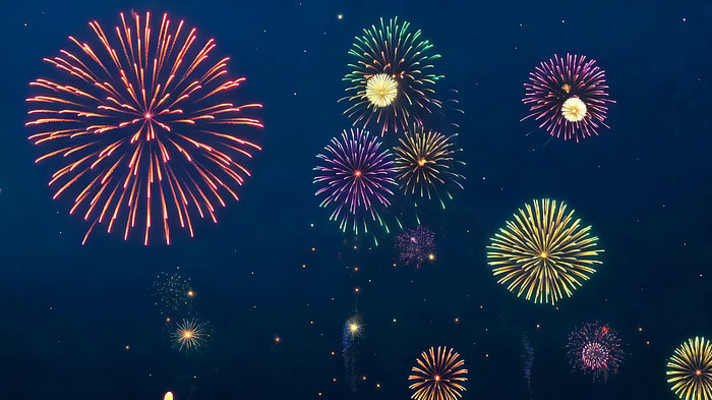 夜空中绽放的绚丽烟花 夜空中绽放的绚丽烟花