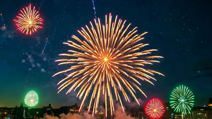 夜空中绽放的绚丽烟花 夜空中绽放的绚丽烟花