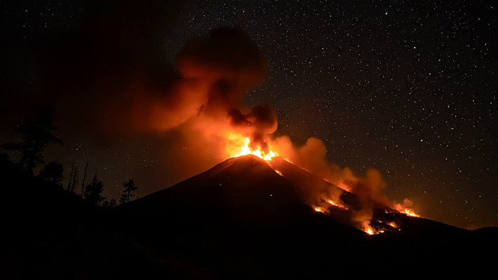 夜晚星空下的火山喷发 夜晚星空下的火山喷发