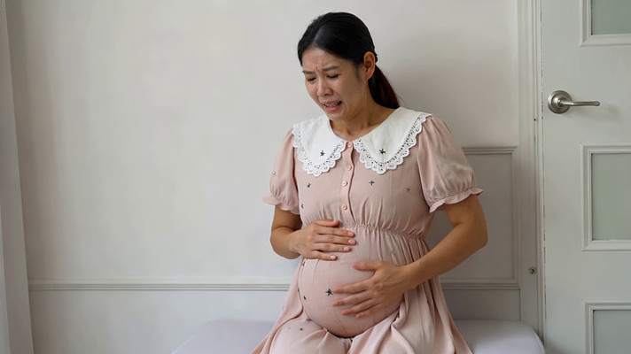 孕妇室内抚摸肚子场景 孕妇室内抚摸肚子场景