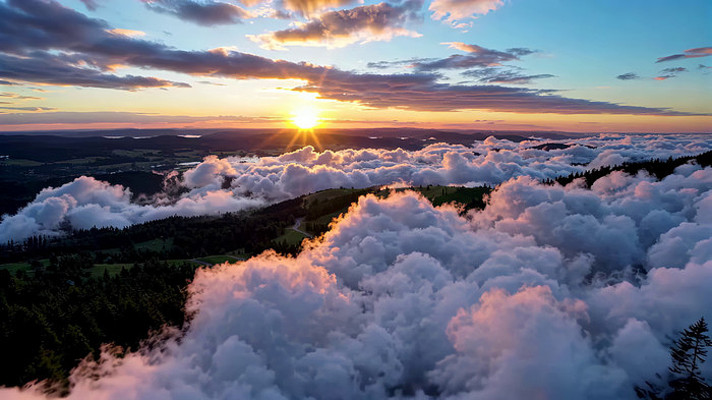 云海之上的日出景象 云海之上的日出景象