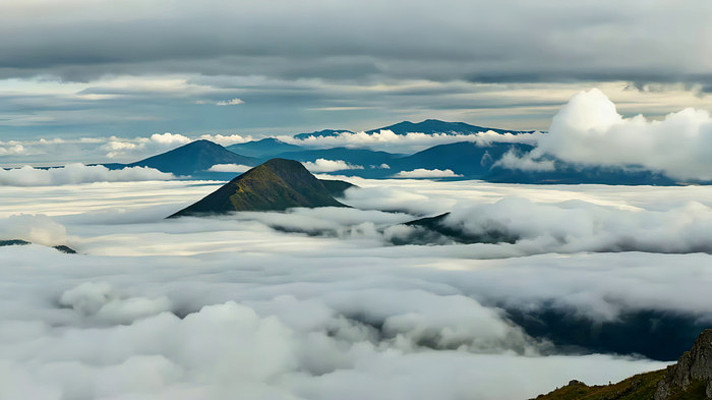 云海之上连绵山脉风景 云海之上连绵山脉风景
