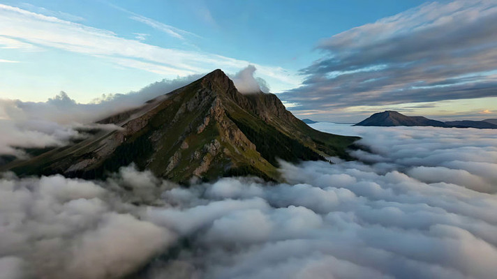 云海中的大山俯瞰景象 云海中的大山俯瞰景象
