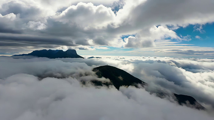 �ƺ��е�ɽ������