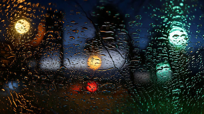 雨夜车窗玻璃上的雨滴 雨夜车窗玻璃上的雨滴
