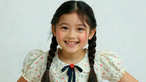 ��˫��СŮ��΢Ц��д