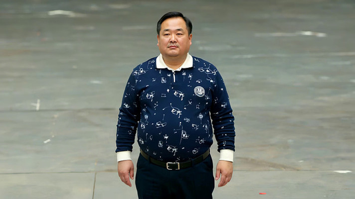 中年男子户外站立画面 中年男子户外站立画面