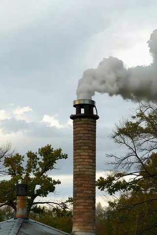 砖砌烟囱排放烟雾 砖砌烟囱排放烟雾