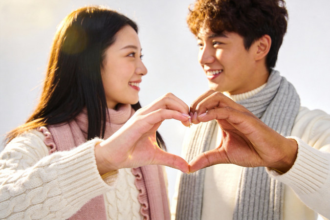 情侣比爱心手势 情侣比爱心手势