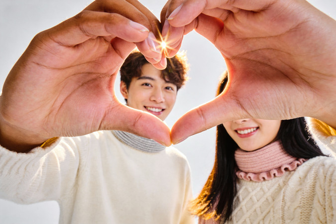 一对情侣的爱心手势 一对情侣的爱心手势