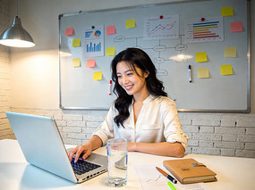 ���ڰ칫��ְ��Ů��