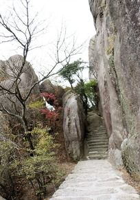 ��ɽ�ϵ�ʯ̨��