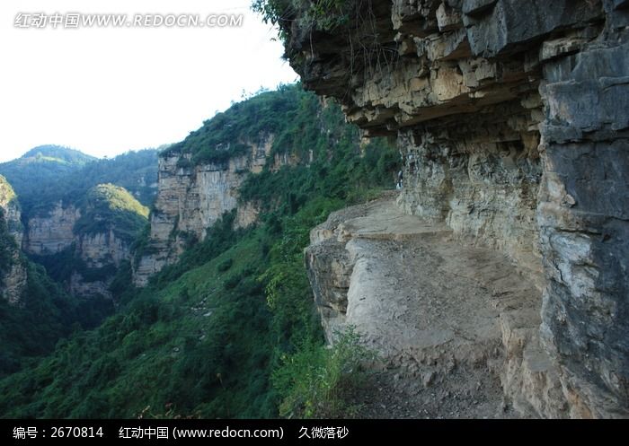 山崖上的古石路图片