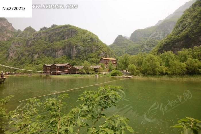 青山绿水间的房屋高清图片下载_红动中国