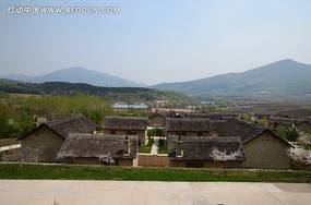 ɽ���µ�С��