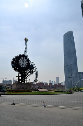 ���͹㳡Զ��