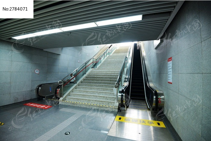 郑州地铁出口处的电梯和石梯