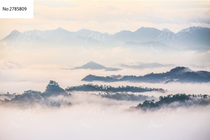 云海山峰水墨画