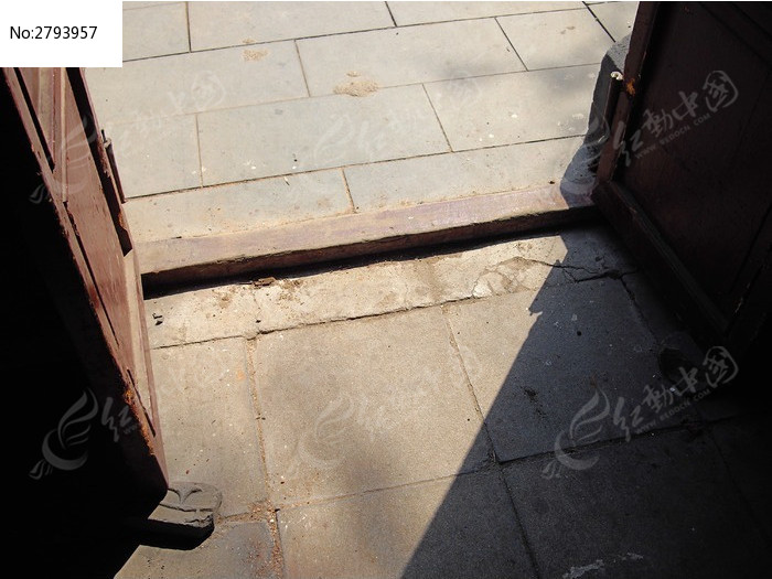 一扇半掩的木门