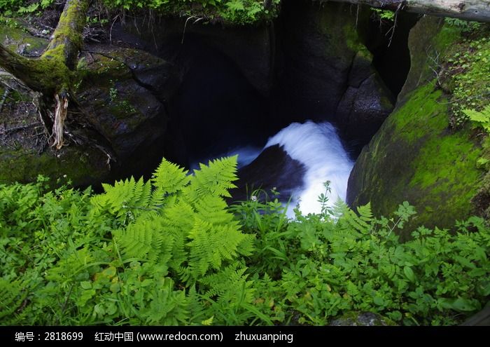 山间泉水