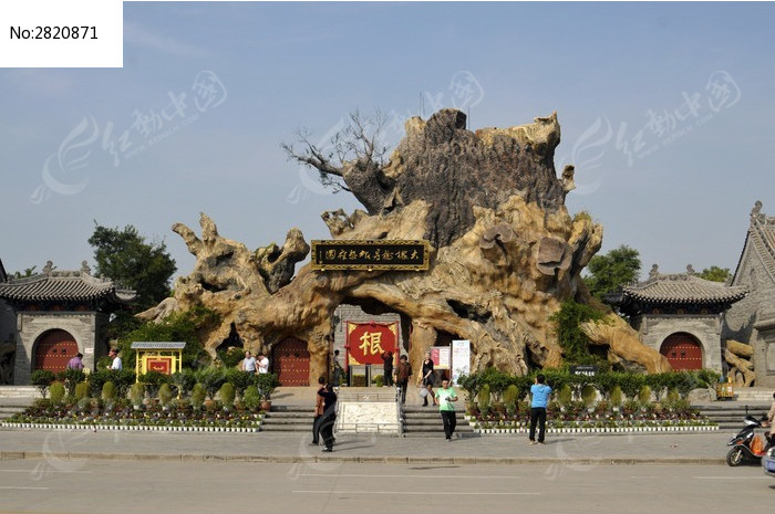 山西大槐树景区的根雕大门图片