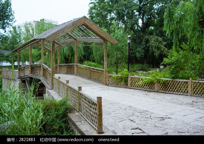 公园里的竹制小桥和凉亭
