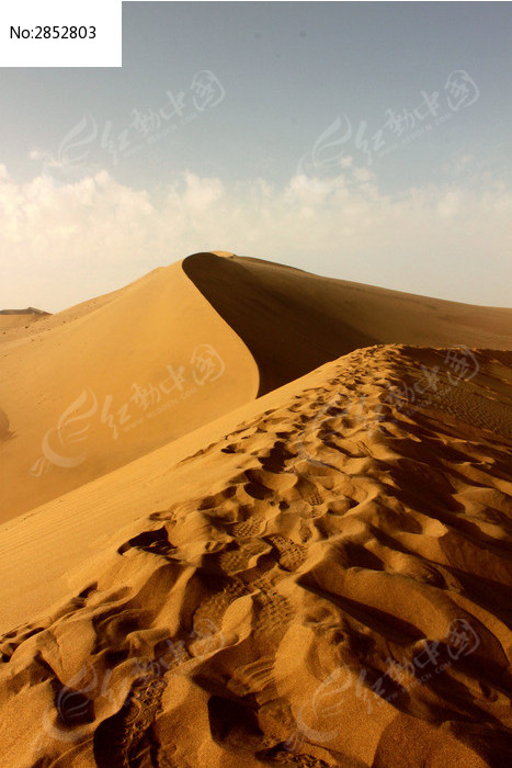 布满脚印的沙漠沙峰
