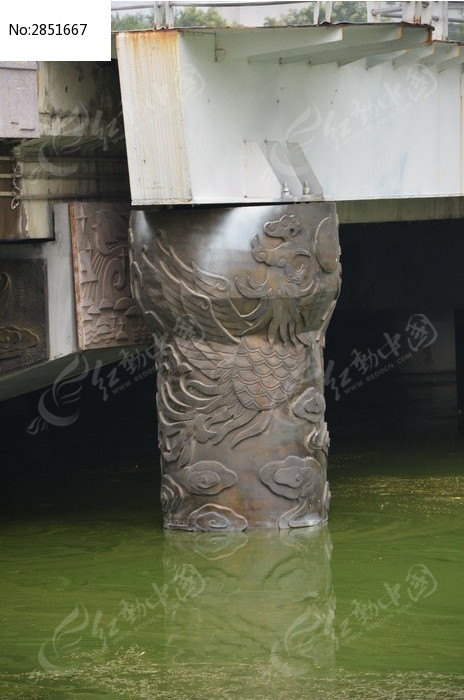 潍坊虞河景观带之河中的龙纹浮雕桥墩