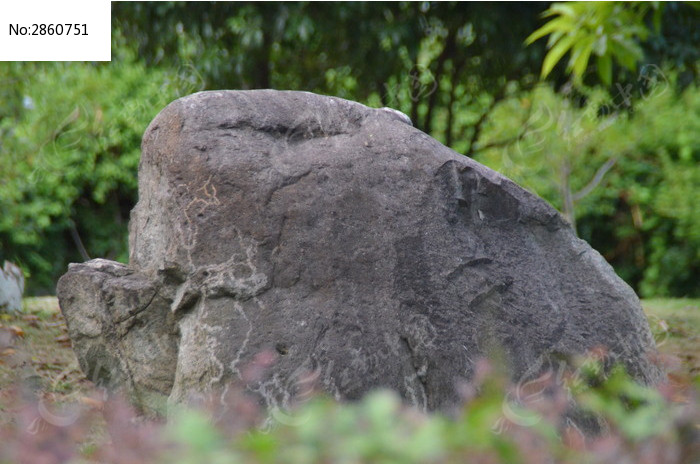 公園裡的一個大石頭高清圖片下載_紅動中國