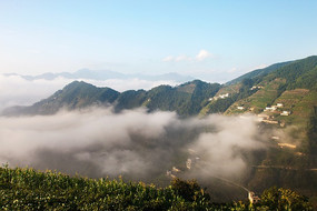 ��ɽ�����µĴ�·